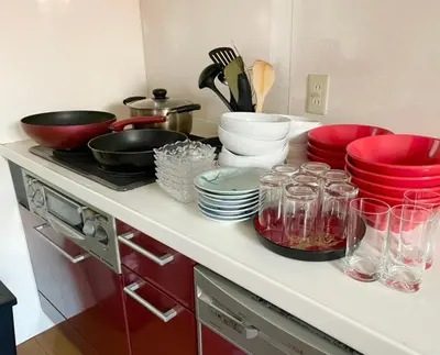 a kitchen counter with bowls and plates and pans at \u65b0\u5bbf\u4e00\u8ed2\u5bb6120\u5e73\u7c73 Jr\u65b0\u5927\u4e45\u4fdd\u99c5\u5f92\u6b693\u5206 \u6d74\u5ba42 \u30c8\u30a4\u30ec2 \u6b4c\u821e\u4f0e\u753a\u5f92\u6b6910\u5206 \u99d0\u8eca\u5834\u7121\u6599 in Tokyo