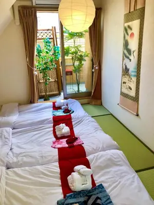 a room with two beds with towels on them at \u65b0\u5bbf\u4e00\u8ed2\u5bb6120\u5e73\u7c73 Jr\u65b0\u5927\u4e45\u4fdd\u99c5\u5f92\u6b693\u5206 \u6d74\u5ba42 \u30c8\u30a4\u30ec2 \u6b4c\u821e\u4f0e\u753a\u5f92\u6b6910\u5206 \u99d0\u8eca\u5834\u7121\u6599 in Tokyo