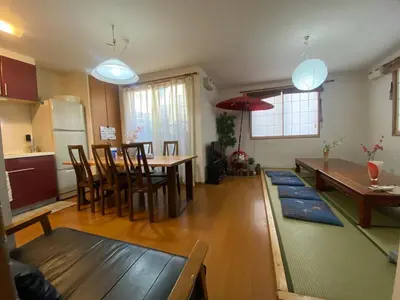 a kitchen and living room with a table and chairs at \u65b0\u5bbf\u4e00\u8ed2\u5bb6120\u5e73\u7c73 Jr\u65b0\u5927\u4e45\u4fdd\u99c5\u5f92\u6b693\u5206 \u6d74\u5ba42 \u30c8\u30a4\u30ec2 \u6b4c\u821e\u4f0e\u753a\u5f92\u6b6910\u5206 \u99d0\u8eca\u5834\u7121\u6599 in Tokyo