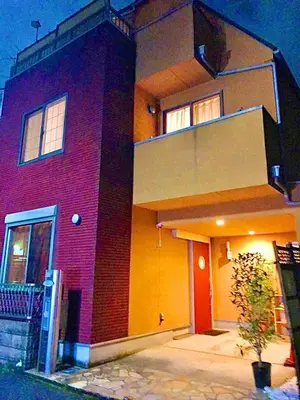 a red brick house with a tree in front of it at \u65b0\u5bbf\u4e00\u8ed2\u5bb6120\u5e73\u7c73 Jr\u65b0\u5927\u4e45\u4fdd\u99c5\u5f92\u6b693\u5206 \u6d74\u5ba42 \u30c8\u30a4\u30ec2 \u6b4c\u821e\u4f0e\u753a\u5f92\u6b6910\u5206 \u99d0\u8eca\u5834\u7121\u6599 in Tokyo