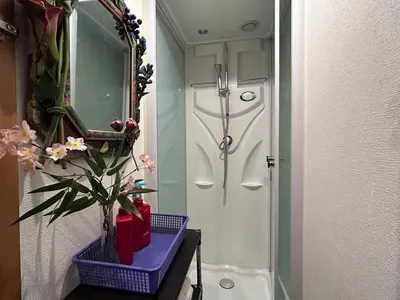 a bathroom with a door with a face on it at \u65b0\u5bbf\u4e00\u8ed2\u5bb6120\u5e73\u7c73 Jr\u65b0\u5927\u4e45\u4fdd\u99c5\u5f92\u6b693\u5206 \u6d74\u5ba42 \u30c8\u30a4\u30ec2 \u6b4c\u821e\u4f0e\u753a\u5f92\u6b6910\u5206 \u99d0\u8eca\u5834\u7121\u6599 in Tokyo