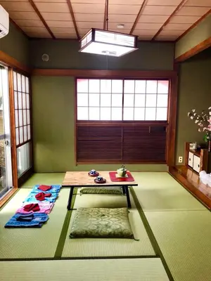 a room with a table in the middle of a room at \u65b0\u5bbf \u65b0\u5927\u4e45\u4fdd\u99c5108 \u5e73\u7c73\u65e5\u672c\u5ead\u5712\u306e\u5bbf in Tokyo