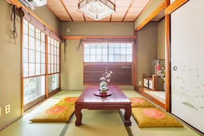 a living room with a table and a large window at \u65b0\u5bbf \u65b0\u5927\u4e45\u4fdd\u99c5108 \u5e73\u7c73\u65e5\u672c\u5ead\u5712\u306e\u5bbf in Tokyo