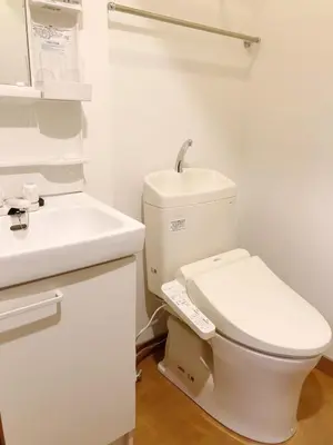 a white bathroom with a toilet and a sink at \u65b0\u5bbf \u65b0\u5927\u4e45\u4fdd\u99c5108 \u5e73\u7c73\u65e5\u672c\u5ead\u5712\u306e\u5bbf in Tokyo