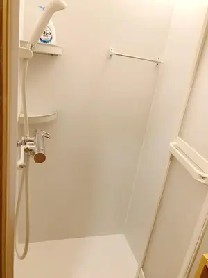 a bathroom with a shower door with a towel rack at \u65b0\u5bbf \u65b0\u5927\u4e45\u4fdd\u99c5108 \u5e73\u7c73\u65e5\u672c\u5ead\u5712\u306e\u5bbf in Tokyo