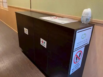 a counter in a room with signs on it at \u7537\u6027\u5c02\u7528-Male Only \u30b5\u30af\u30fc\u30ec\u516b\u5e83 in Tokyo