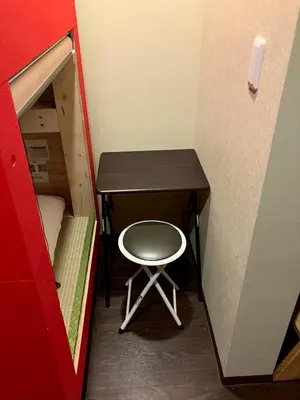a small desk with a chair in a small room at \u7537\u6027\u5c02\u7528-Male Only \u30b5\u30af\u30fc\u30ec\u516b\u5e83 in Tokyo