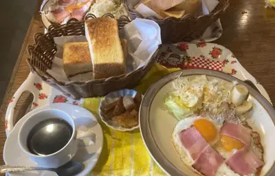 a table with a plate of food and a cup of coffee at \u7537\u6027\u5c02\u7528-Male Only \u30b5\u30af\u30fc\u30ec\u516b\u5e83 in Tokyo
