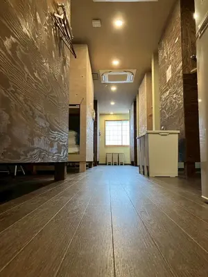 an empty room with a wooden floor and a wall at \u7537\u6027\u5c02\u7528-Male Only \u30b5\u30af\u30fc\u30ec\u516b\u5e83 in Tokyo