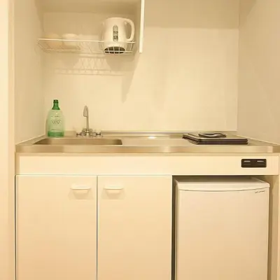 a kitchen with a sink and a counter top at \u9752\u9ea6\u5bbf\u6cca \u65e9\u7a3b\u7530\u5e97 in Tokyo