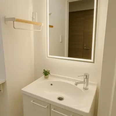 a white bathroom with a sink and a mirror at \u9752\u9ea6\u5bbf\u6cca \u65e9\u7a3b\u7530\u5e97 in Tokyo