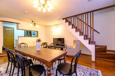 a dining room with a table and chairs at Shibuya Urban Retreat - \u6771\u4eac\u89b3\u5149\u306b\u4fbf\u5229 - \u4ee3\u3005\u6728\u4e0a\u539f\u99c5\u304b\u3089\u5f92\u6b691\u5206 in Tokyo