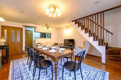 a dining room with a table and chairs at Shibuya Urban Retreat - \u6771\u4eac\u89b3\u5149\u306b\u4fbf\u5229 - \u4ee3\u3005\u6728\u4e0a\u539f\u99c5\u304b\u3089\u5f92\u6b691\u5206 in Tokyo