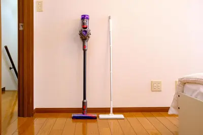 a mop on the floor in a room at Shibuya Urban Retreat - \u6771\u4eac\u89b3\u5149\u306b\u4fbf\u5229 - \u4ee3\u3005\u6728\u4e0a\u539f\u99c5\u304b\u3089\u5f92\u6b691\u5206 in Tokyo