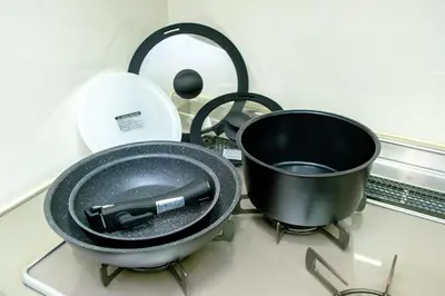 a pot sitting on top of a stove with a pan at Shibuya Urban Retreat - \u6771\u4eac\u89b3\u5149\u306b\u4fbf\u5229 - \u4ee3\u3005\u6728\u4e0a\u539f\u99c5\u304b\u3089\u5f92\u6b691\u5206 in Tokyo