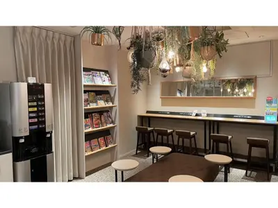 a kitchen with a bar with stools and a counter at GLANSIT AKIHABARA