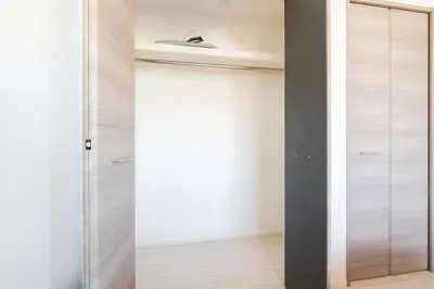 a closet with a sliding door in a room at House hotel EKODA 301 HE31 in Tokyo