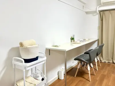 a small white table and chairs in a room at Shinjuku Waseda\u30cf\u30a6\u30b9 t2 in Tokyo