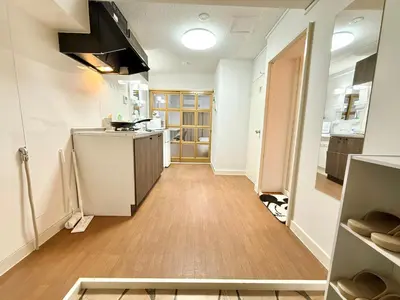 a kitchen with a counter top and a wooden floor at Shinjuku Waseda\u30cf\u30a6\u30b9 t2 in Tokyo