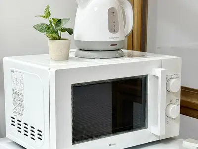 a white microwave with a blender on top of it at Shinjuku Waseda\u30cf\u30a6\u30b9 t2 in Tokyo