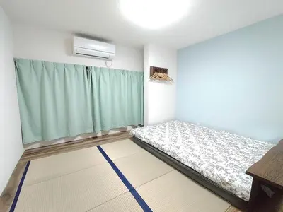 a small room with a bed and a window at Asakusa Temple Detached BuildingZhujia Inn 2-8 people3 min walk to Asakusa Temple Skytree Ueno within walking distanceDirect access to Ginza, Shibuya, Shinjuku by subway in Tokyo