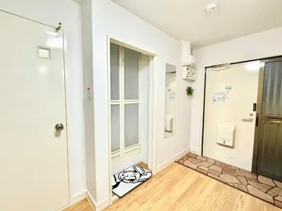 an empty hallway with a door and a floor at Shinjuku Waseda\u30cf\u30a6\u30b9 T4 in Tokyo
