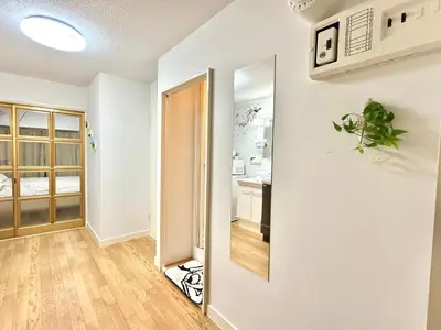 an empty room with a mirror and a kitchen at Shinjuku Waseda\u30cf\u30a6\u30b9 T4 in Tokyo