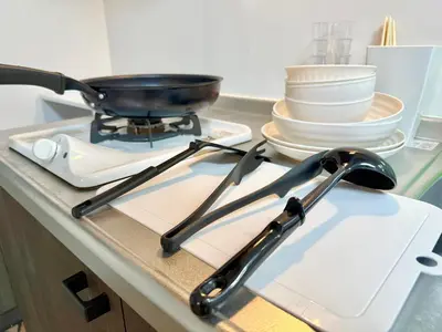a frying pan on a stove in a kitchen at Shinjuku Waseda\u30cf\u30a6\u30b9 T4 in Tokyo