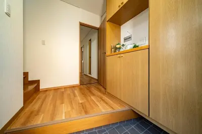 a hallway with wood floors and a hallway with a door at Kokoon Hotel Aoto in Tokyo