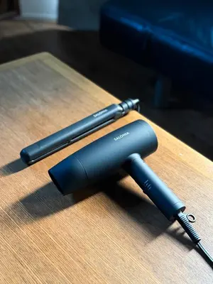 two brushes sitting on top of a table at SATELLITE HOTEL Komagome \u30b5\u30c6\u30e9\u30a4\u30c8\u30db\u30c6\u30eb\u99d2\u8fbc in Tokyo