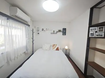 a white bedroom with a bed and a window at ZYZSumiyoshichō 2K SJ0254 in Tokyo