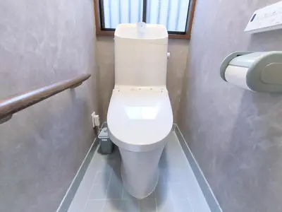 a bathroom with a white toilet in a stall at \u8fd1\u6c60\u888b 3\u5c42\u522b\u5885 \u5168\u65b0\u88c5\u4fee \u8f66\u7ad97\u5206\u949f 4\u5ba41\u53851\u6d74\u5ba41\u536b\u751f\u95f4 \u8bbe\u65bd\u9f50\u5168 \u6700\u59278\u4ebaEasy Access to Shinjuku Ikebukuro 4 rooms 1dining room 1 bathrooms 1toilets Max 8P 7mins to St a in Tokyo