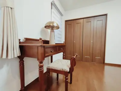 a room with a desk and a chair and a lamp at \u8fd1\u6c60\u888b 3\u5c42\u522b\u5885 \u5168\u65b0\u88c5\u4fee \u8f66\u7ad97\u5206\u949f 4\u5ba41\u53851\u6d74\u5ba41\u536b\u751f\u95f4 \u8bbe\u65bd\u9f50\u5168 \u6700\u59278\u4ebaEasy Access to Shinjuku Ikebukuro 4 rooms 1dining room 1 bathrooms 1toilets Max 8P 7mins to St a in Tokyo