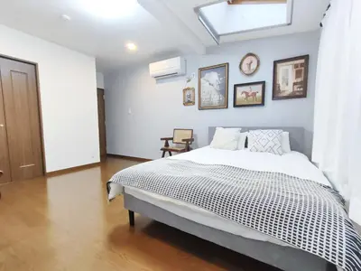 a bedroom with a large bed and a skylight at \u8fd1\u6c60\u888b 3\u5c42\u522b\u5885 \u5168\u65b0\u88c5\u4fee \u8f66\u7ad97\u5206\u949f 4\u5ba41\u53851\u6d74\u5ba41\u536b\u751f\u95f4 \u8bbe\u65bd\u9f50\u5168 \u6700\u59278\u4ebaEasy Access to Shinjuku Ikebukuro 4 rooms 1dining room 1 bathrooms 1toilets Max 8P 7mins to St a in Tokyo