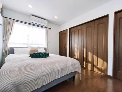 a bedroom with a large bed and a window at \u8fd1\u6c60\u888b 3\u5c42\u522b\u5885 \u5168\u65b0\u88c5\u4fee \u8f66\u7ad97\u5206\u949f 4\u5ba41\u53851\u6d74\u5ba41\u536b\u751f\u95f4 \u8bbe\u65bd\u9f50\u5168 \u6700\u59278\u4ebaEasy Access to Shinjuku Ikebukuro 4 rooms 1dining room 1 bathrooms 1toilets Max 8P 7mins to St a in Tokyo