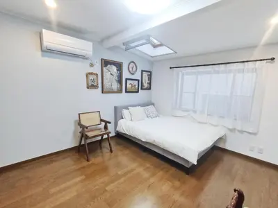 a bedroom with a bed and a window and a chair at \u8fd1\u6c60\u888b 3\u5c42\u522b\u5885 \u5168\u65b0\u88c5\u4fee \u8f66\u7ad97\u5206\u949f 4\u5ba41\u53851\u6d74\u5ba41\u536b\u751f\u95f4 \u8bbe\u65bd\u9f50\u5168 \u6700\u59278\u4ebaEasy Access to Shinjuku Ikebukuro 4 rooms 1dining room 1 bathrooms 1toilets Max 8P 7mins to St a in Tokyo