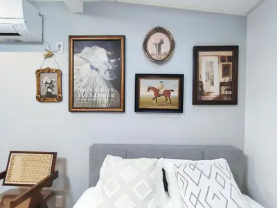 a group of framed pictures on a wall with a bed at \u8fd1\u6c60\u888b 3\u5c42\u522b\u5885 \u5168\u65b0\u88c5\u4fee \u8f66\u7ad97\u5206\u949f 4\u5ba41\u53851\u6d74\u5ba41\u536b\u751f\u95f4 \u8bbe\u65bd\u9f50\u5168 \u6700\u59278\u4ebaEasy Access to Shinjuku Ikebukuro 4 rooms 1dining room 1 bathrooms 1toilets Max 8P 7mins to St a in Tokyo