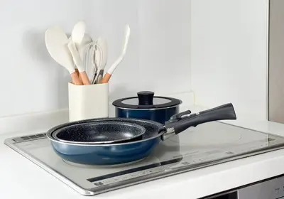 a frying pan sitting on top of a stove at \u6753 shakku\u795e\u4fdd\u753a in Tokyo