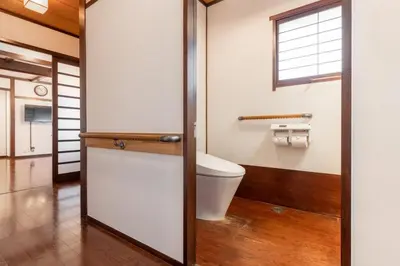 a bathroom with a toilet and a window at \u6753 shakku\u795e\u4fdd\u753a in Tokyo