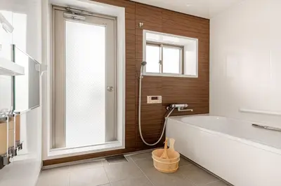 a bathroom with a bath tub and a window at \u6753 shakku\u795e\u4fdd\u753a in Tokyo