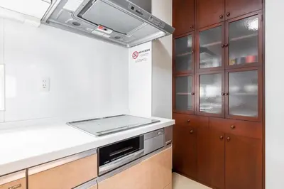 a kitchen with a stove top oven next to a cabinet at \u6753 shakku\u795e\u4fdd\u753a in Tokyo