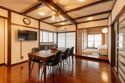 a dining room with a table and chairs and a bed at \u6753 shakku\u795e\u4fdd\u753a in Tokyo