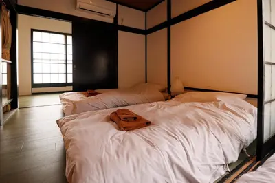 a room with two beds with towels on them at \u30a2\u30f3\u30c9\u30b9\u30c6\u30a4\u5343\u4f4f\u5bff\u753a in Tokyo