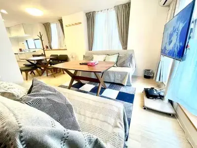 a living room with a table and a couch at \u6771\u65b0\u5bbf\u30de\u30f3\u30b9\u30ea\u30fc\u30cf\u30a6\u30b9 in Tokyo