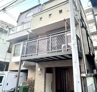 a fire truck parked in front of a house at \u6771\u65b0\u5bbf\u30de\u30f3\u30b9\u30ea\u30fc\u30cf\u30a6\u30b9 in Tokyo
