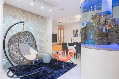 a room with a swing and a living room at Sugamo Aqua Palace -\u6700\u592710\u540d\u6c60\u888b\u30a8\u30ea\u30a2220\u5e73\u7c73\u306e\u8c6a\u90b8- in Tokyo