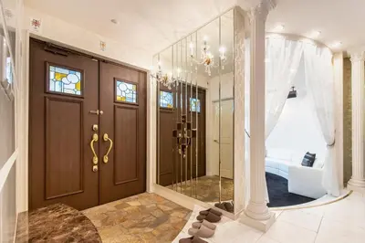 a bathroom with a shower and a wooden door at Sugamo Aqua Palace -\u6700\u592710\u540d\u6c60\u888b\u30a8\u30ea\u30a2220\u5e73\u7c73\u306e\u8c6a\u90b8- in Tokyo