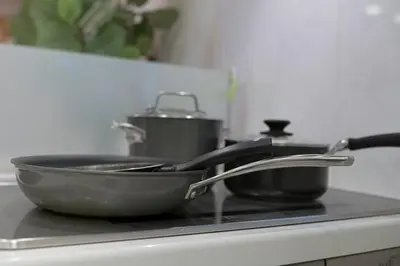 a pan sitting on top of a stove with two pots at Sugamo Aqua Palace -\u6700\u592710\u540d\u6c60\u888b\u30a8\u30ea\u30a2220\u5e73\u7c73\u306e\u8c6a\u90b8- in Tokyo