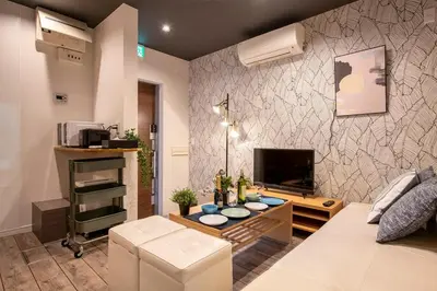 a living room with a couch and a fireplace at Bibarudy Shinagawa -\u54c1\u5ddd\u30a8\u30ea\u30a2\u99c5\u524d1\u52068\u540d \u7fbd\u7530\u7a7a\u6e2f25\u5206- in Tokyo