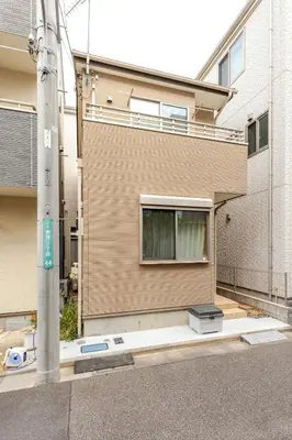 a building with a window on the side of it at akl\u6771\u745e\u6c5f3\u4e01\u76ee in Tokyo
